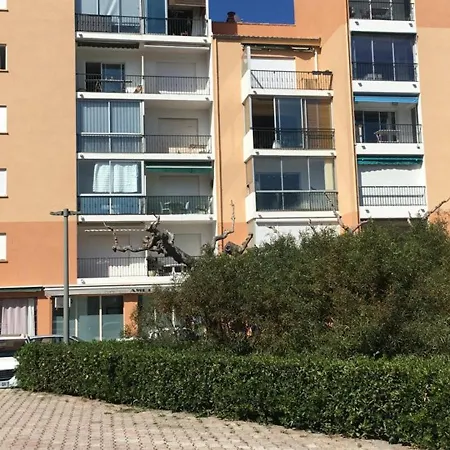 Charmant T2 Au Port De Hyeres, 5 Pers., Proche Plages Et Commerces, Parking Reserve - Fr-1-335-189 * Hyeres
